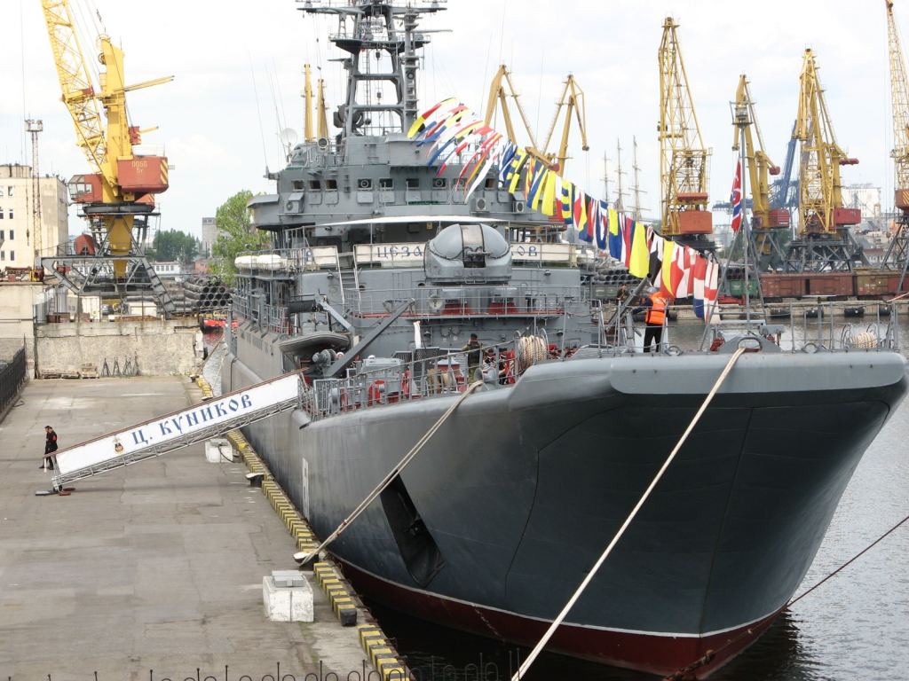 Десантный корабль черноморского флота России "Цезарь Куников" - 9 мая. Празднование 65-летия Победы в Одессе