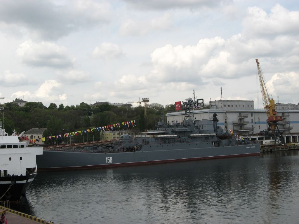 Десантный корабль черноморского флота России "Цезарь Куников" - 9 мая. Празднование 65-летия Победы в Одессе
