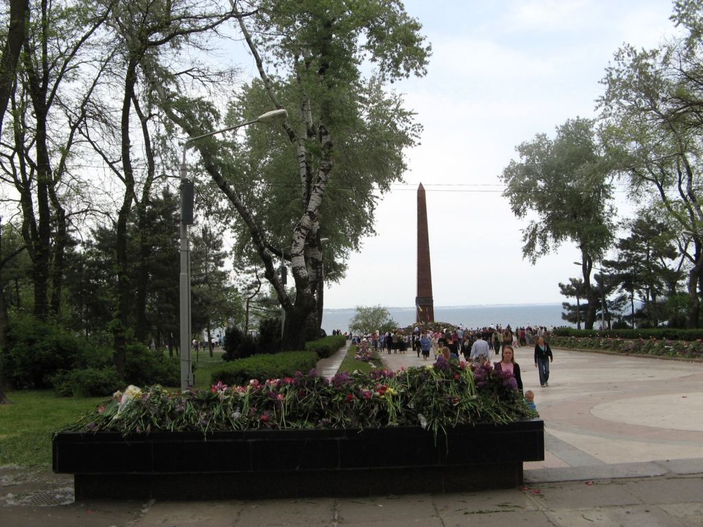 Аллея славы в парке Шевченко и горы цветов - 9 мая. Празднование 65-летия Победы в Одессе