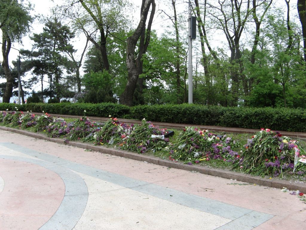 Аллея славы в парке Шевченко и горы цветов - 9 мая. Празднование 65-летия Победы в Одессе