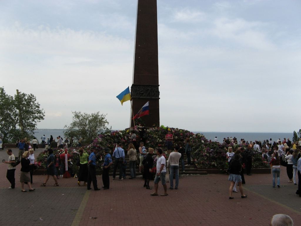 Аллея славы в парке Шевченко и горы цветов - 9 мая. Празднование 65-летия Победы в Одессе
