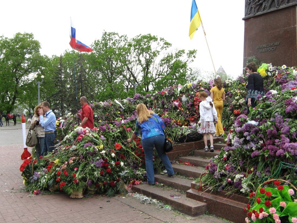 Возле памятника неизвестному матросу - 9 мая. Празднование 65-летия Победы в Одессе