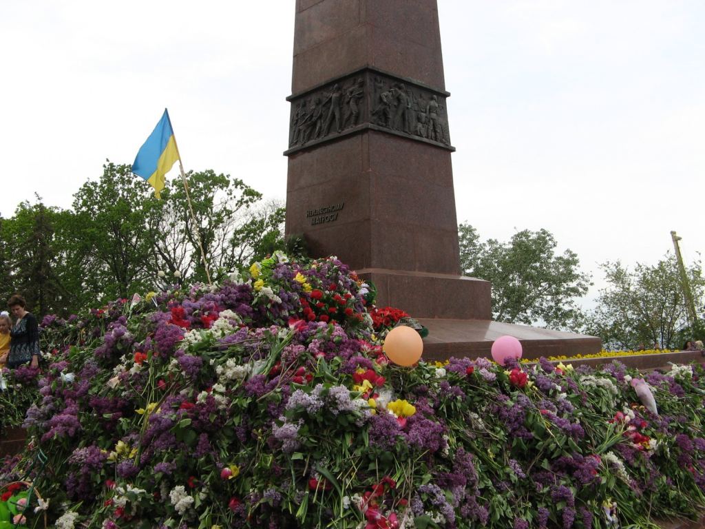 Возле памятника неизвестному матросу - 9 мая. Празднование 65-летия Победы в Одессе