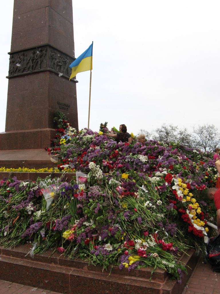 Возле памятника неизвестному матросу - 9 мая. Празднование 65-летия Победы в Одессе