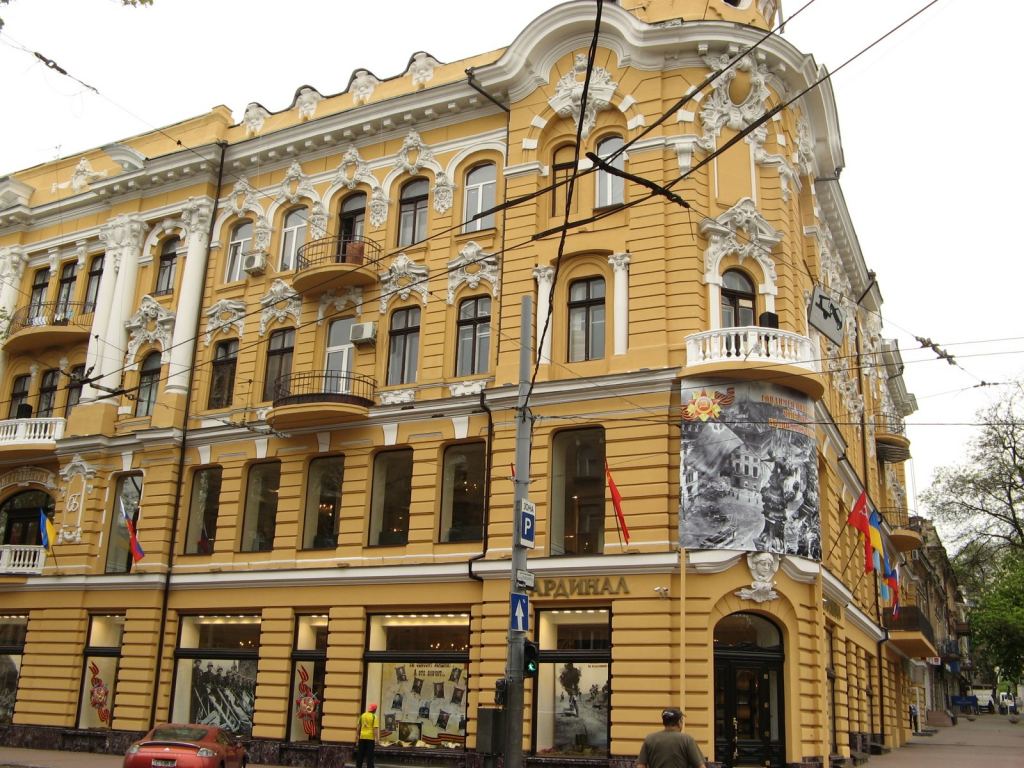 Магазин Кардинал сделал из своих витрин музейные экспозиции в честь Победы - 9 мая. Празднование 65-летия Победы в Одессе