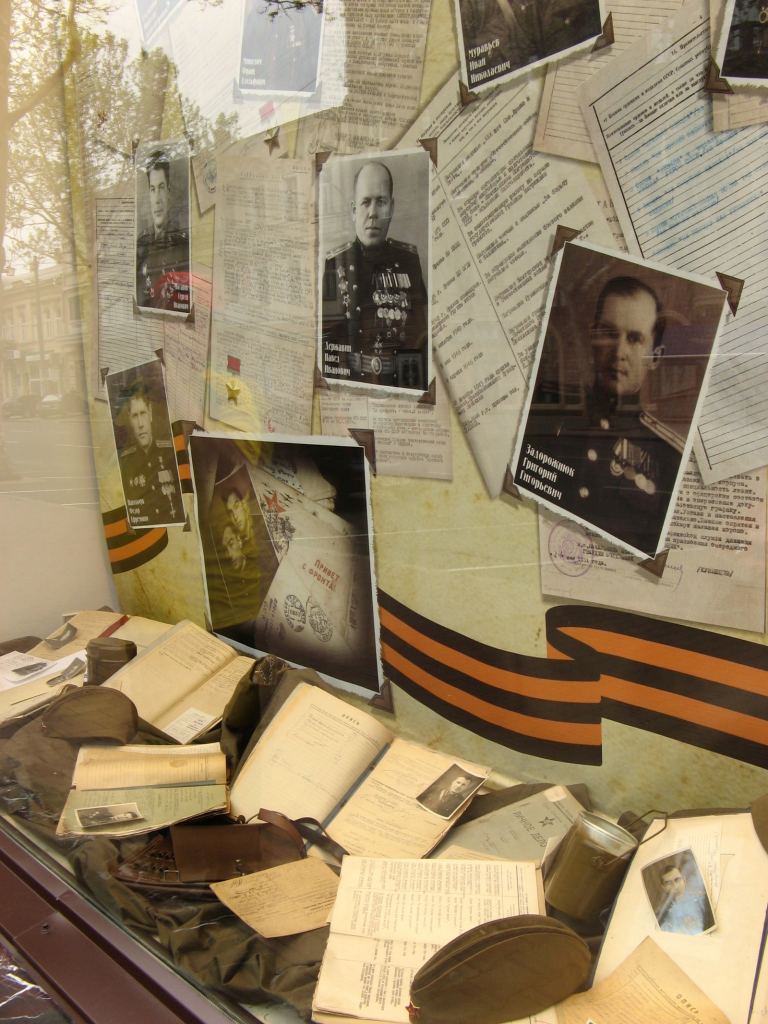 В витринах магазина Кардинал - 9 мая. Празднование 65-летия Победы в Одессе