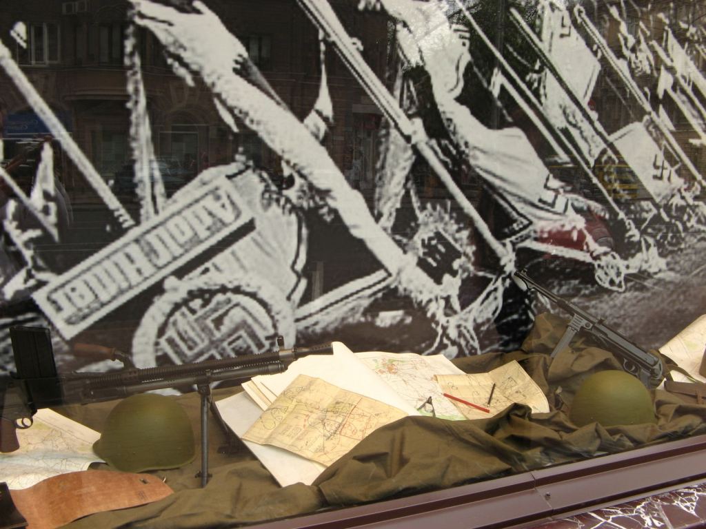 В витринах магазина Кардинал - 9 мая. Празднование 65-летия Победы в Одессе