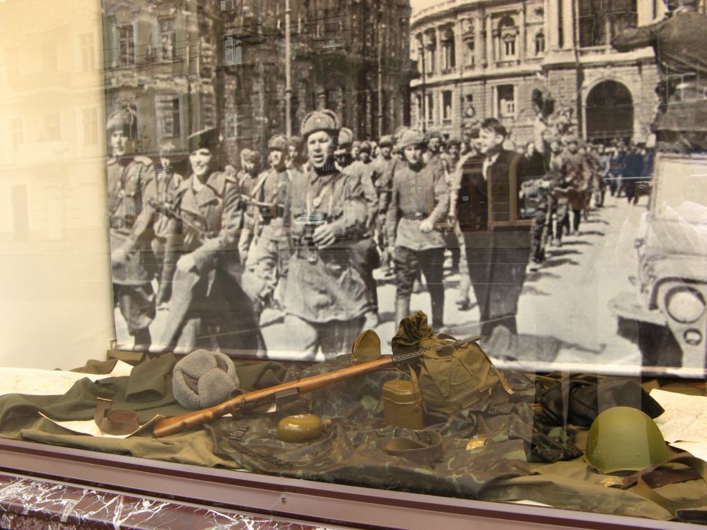 В витринах магазина Кардинал - 9 мая. Празднование 65-летия Победы в Одессе