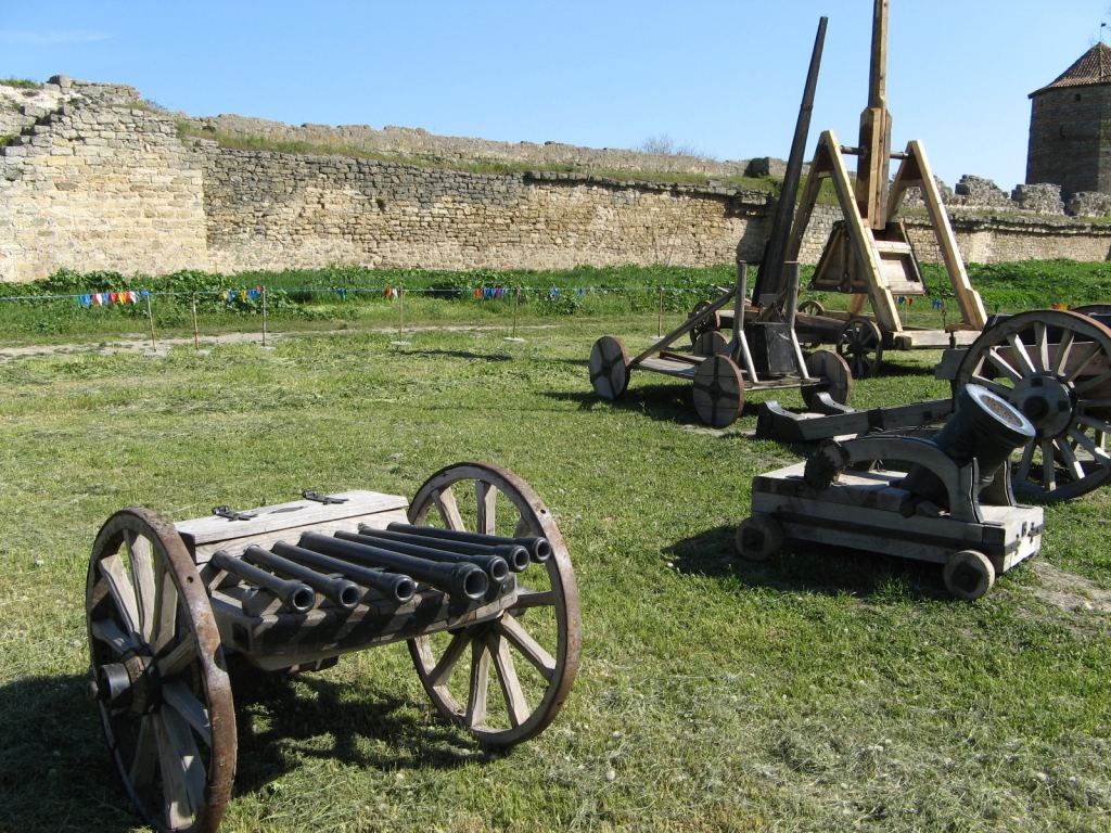 Различные виды оружия того времени, из всего можно пострелять за плату - Аккерманская крепость (Белгород-Днестровский)