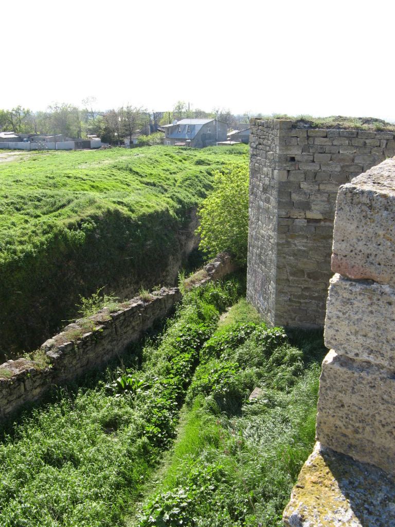 Вид со стены вниз  - Аккерманская крепость (Белгород-Днестровский)