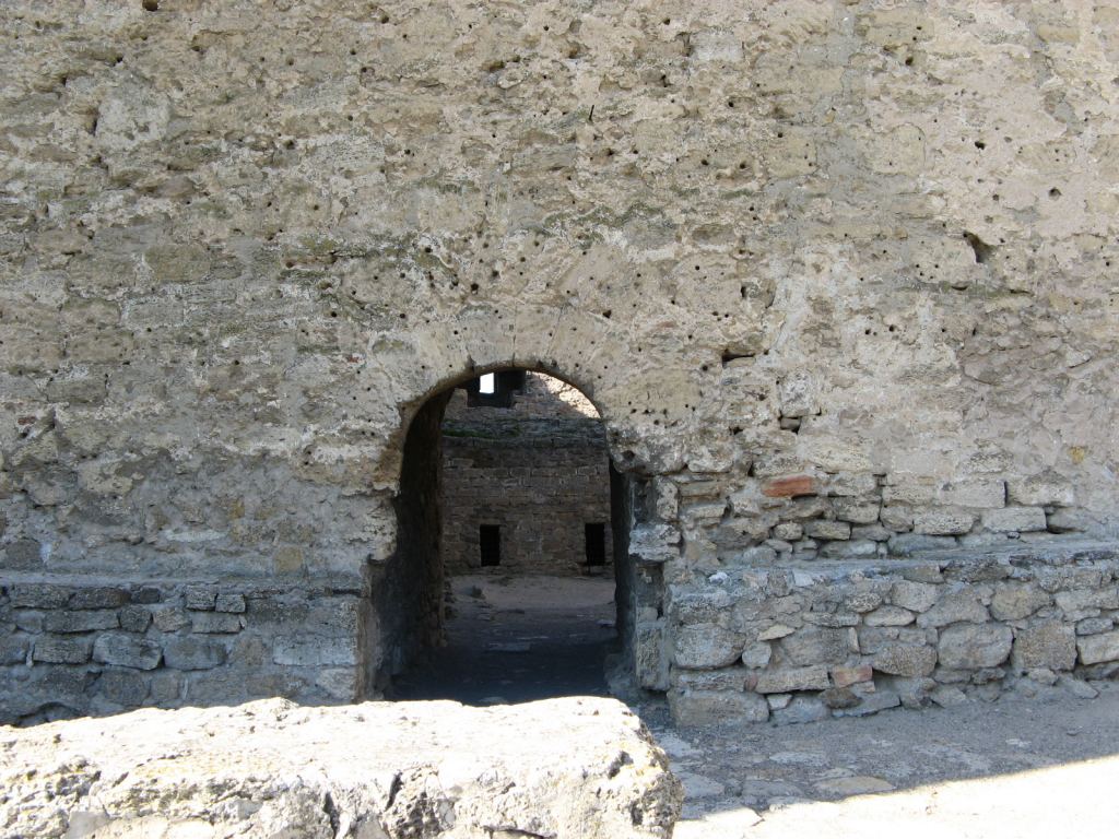 Такой маленький и неудобный вход в цитадель сделали специально для ее защиты - Аккерманская крепость (Белгород-Днестровский)