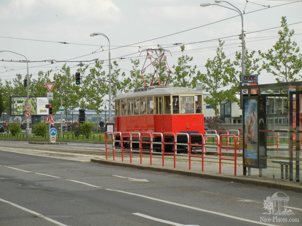 В дни "Братислава для всех" в городе запустили ретро-трамвай - Братислава, экспозиция художественных ремёсел