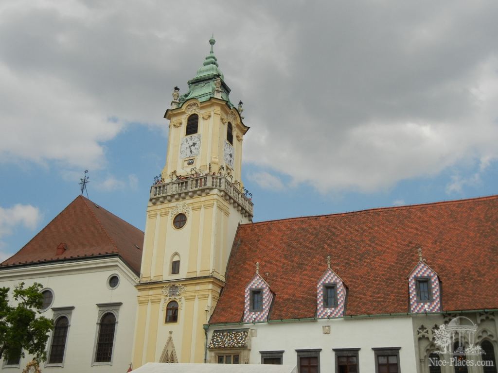 Часовая башня на главной площади Братиславы - Братислава, экспозиция художественных ремёсел