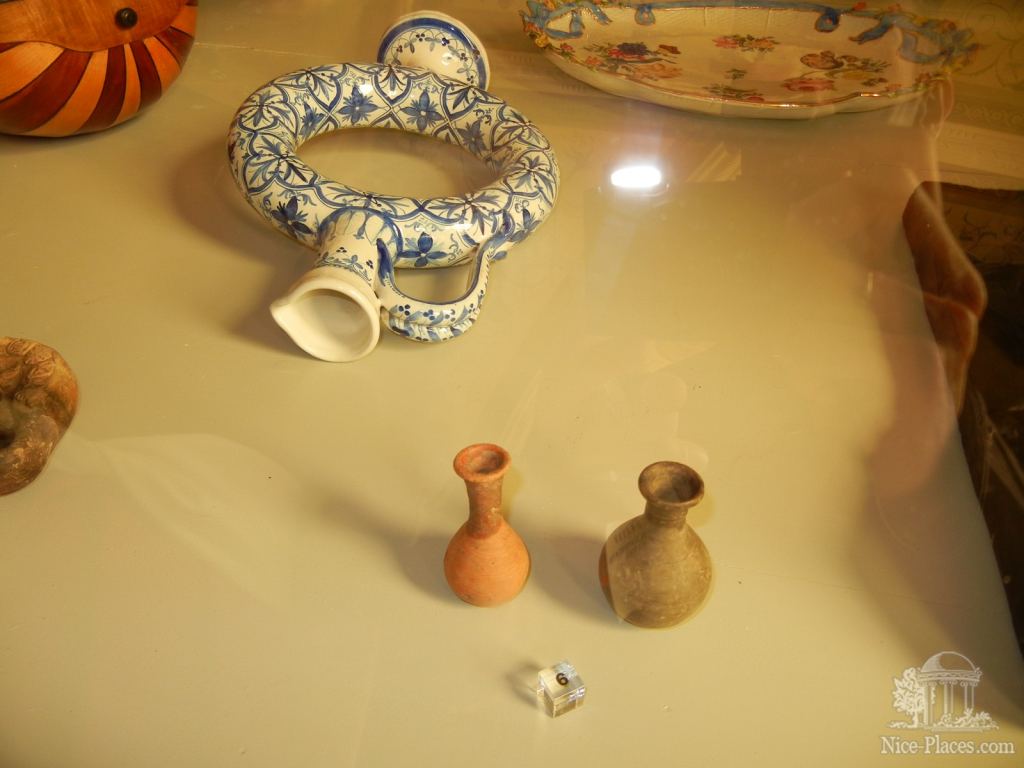 Маленькие кувшинчики - это сосуды для сбора слез. В 15-16 веках зачем-то это было нужно - Братислава, экспозиция художественных ремёсел