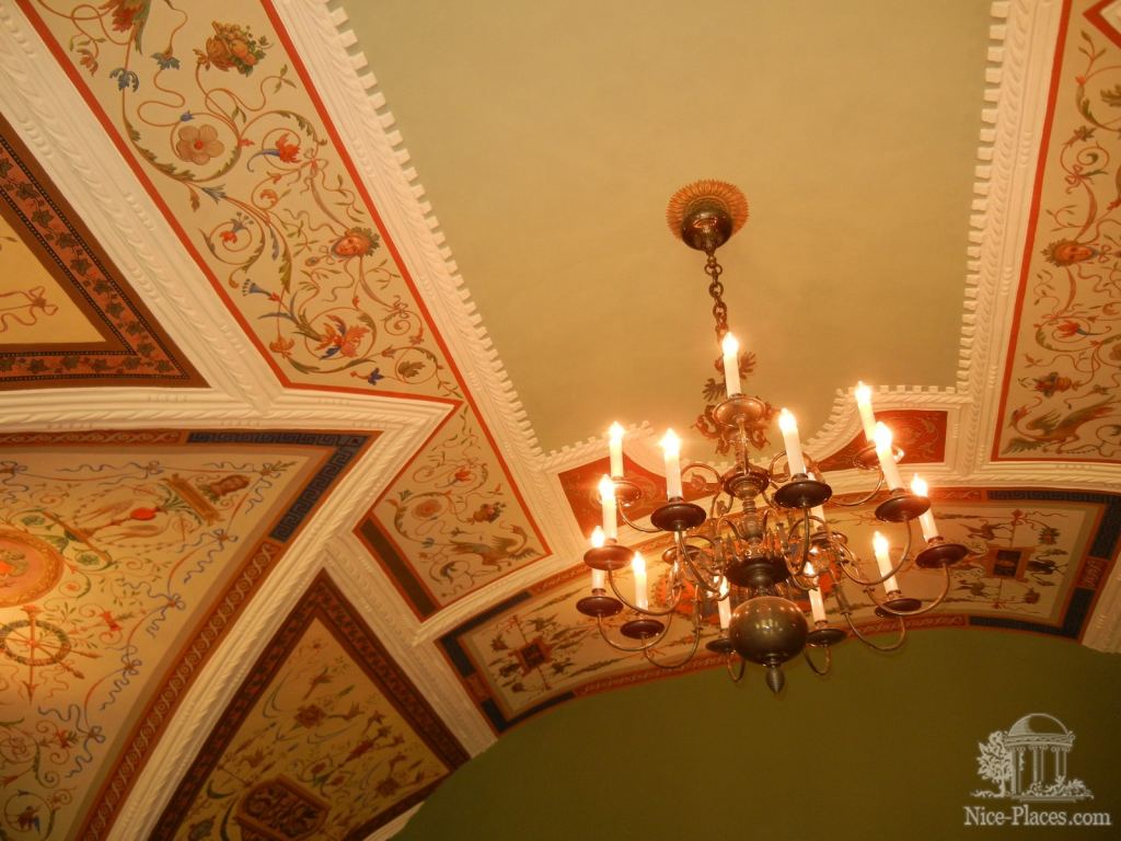 Отделка потолка и арок в одном из залов - Братислава, экспозиция художественных ремёсел