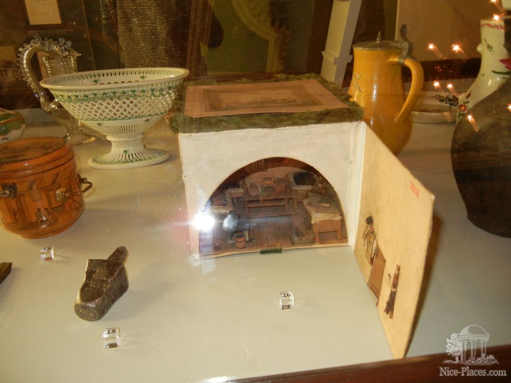 Старинная шкатулка для шитья - Братислава, экспозиция художественных ремёсел