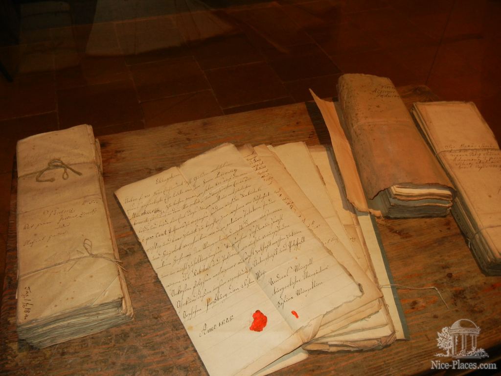 Помещение архива. Здесь хранятся старинные рукописи, документы, гербовые указы - Братислава, экспозиция художественных ремёсел