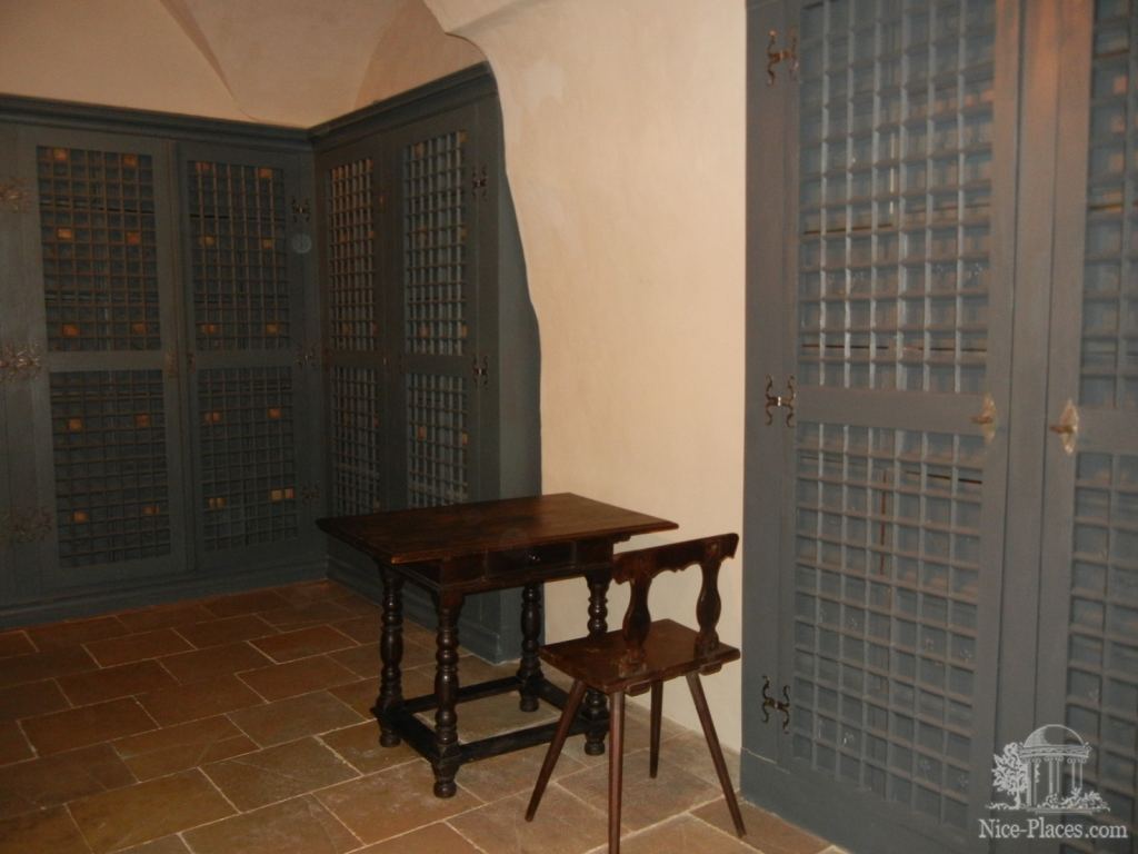 Основная часть документов архива недоступна для просмотра и хранится в этих надежных сейфах - Братислава, экспозиция художественных ремёсел