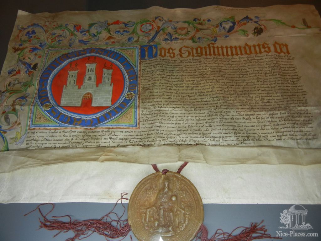 Документ, дающий Братиславе (тогда Posoniesis) использовать свой герб. Датирована 9.07.1436 годом - Братислава, экспозиция художественных ремёсел