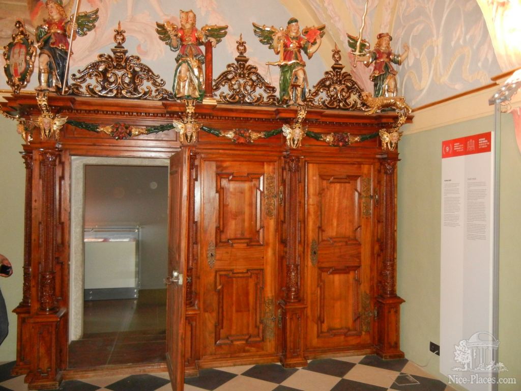 Интерьер судного зала сохранился от 1577 года - Братислава, экспозиция художественных ремёсел