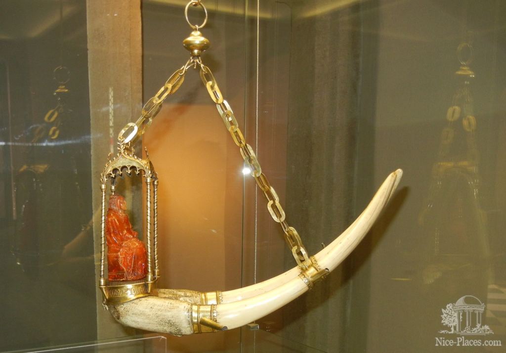 Ювелирное украшение из клыков моржа - Братислава, экспозиция художественных ремёсел