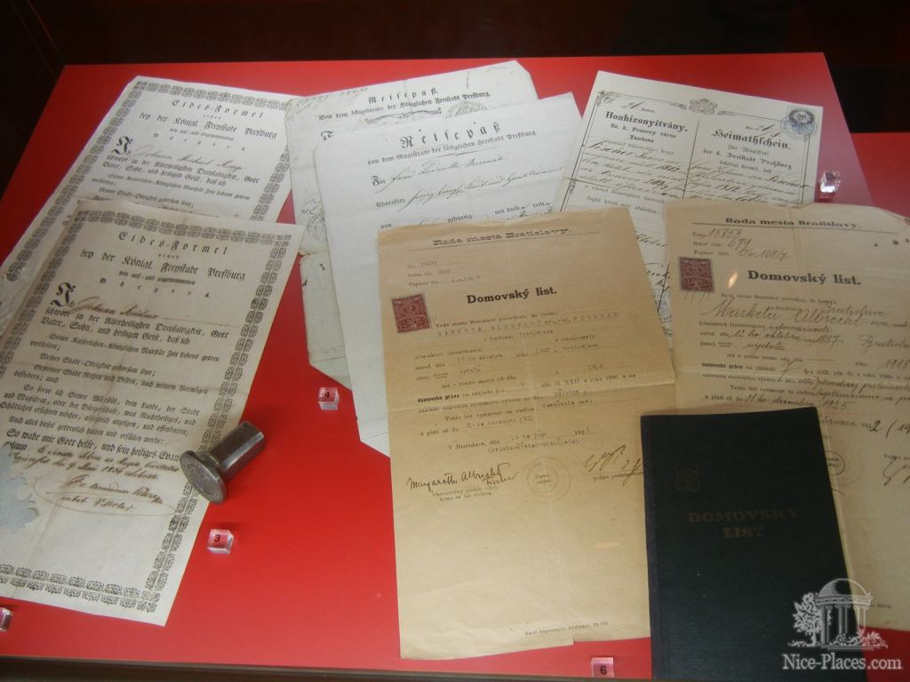 Эти документы уже начала 20 века - Братислава, экспозиция художественных ремёсел
