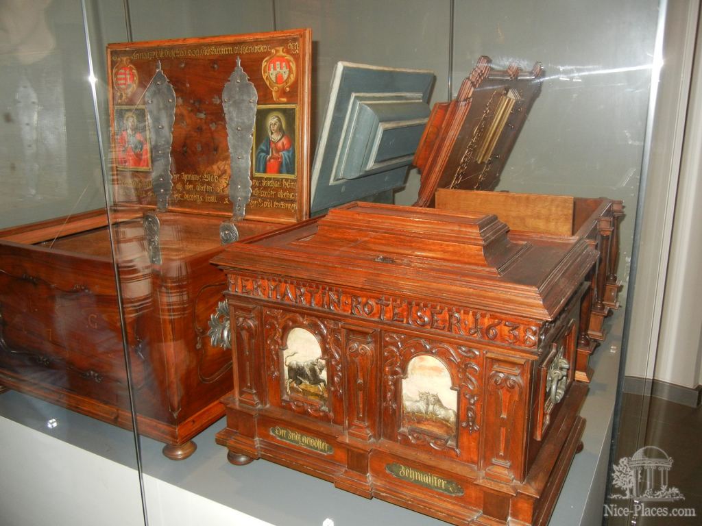 Красивые резбленные сундуки - Братислава, экспозиция художественных ремёсел