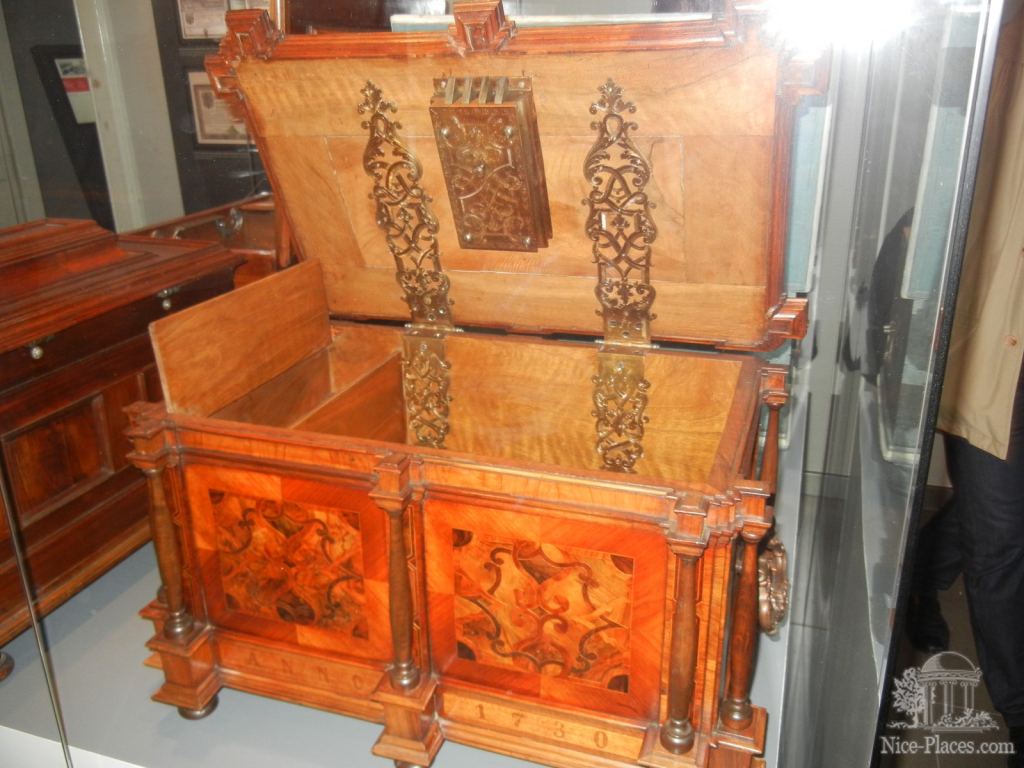 Резбленный расписной сундук - Братислава, экспозиция художественных ремёсел