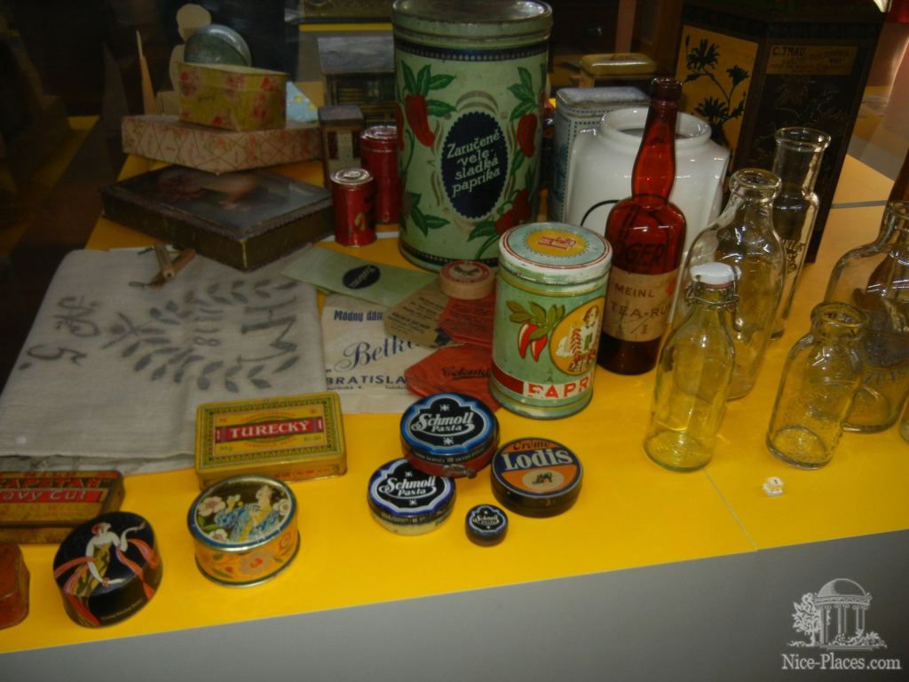 Бутылки и упаковки, характерные для Братиславы в начале 20 века - Братислава, экспозиция художественных ремёсел