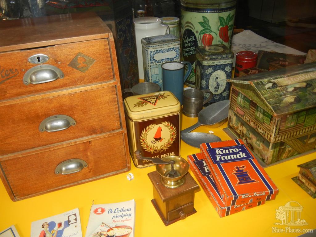 Товары, характерные для Братиславы в начале 20 века - Братислава, экспозиция художественных ремёсел