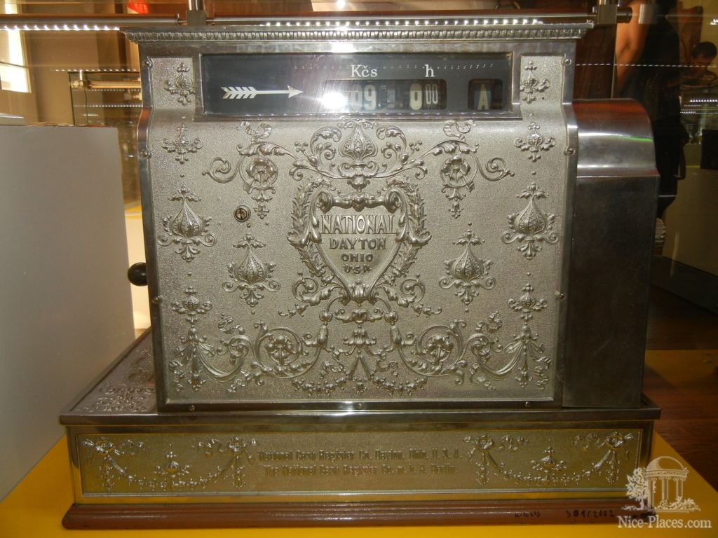 Кассовый аппарат в начале 20 века  - Братислава, экспозиция художественных ремёсел