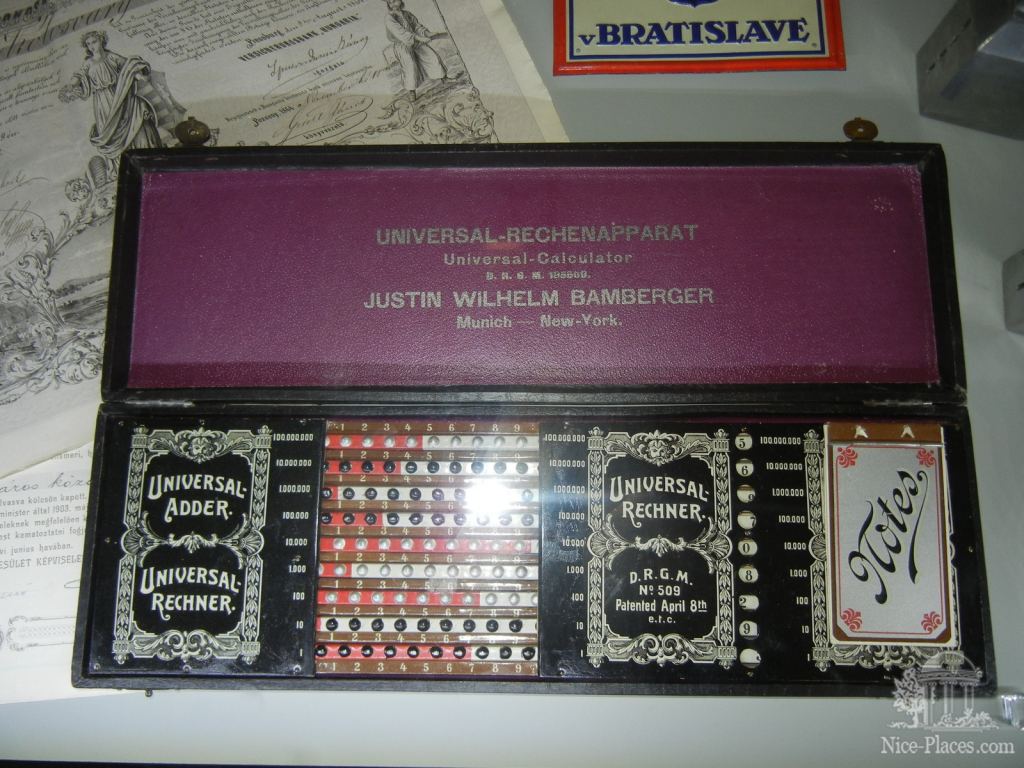 На таких счетах считали банки в начале 20 века - Братислава, экспозиция художественных ремёсел