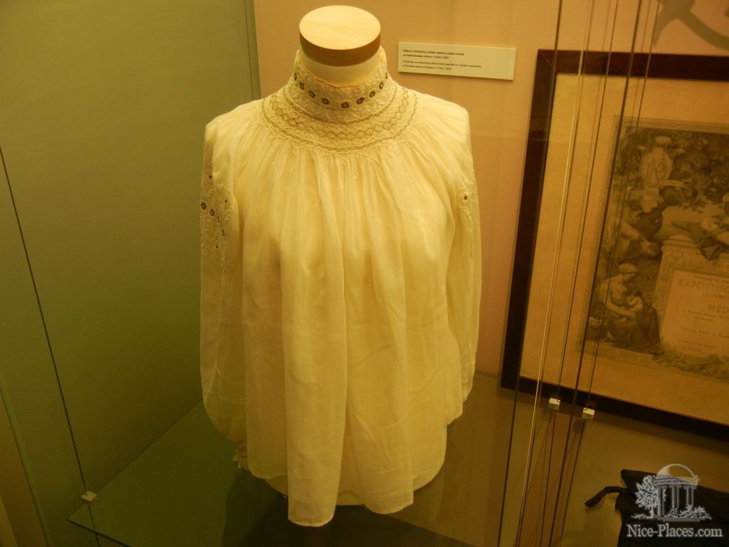 Модель блузки, победившей на выставке в Париже - Братислава, экспозиция художественных ремёсел