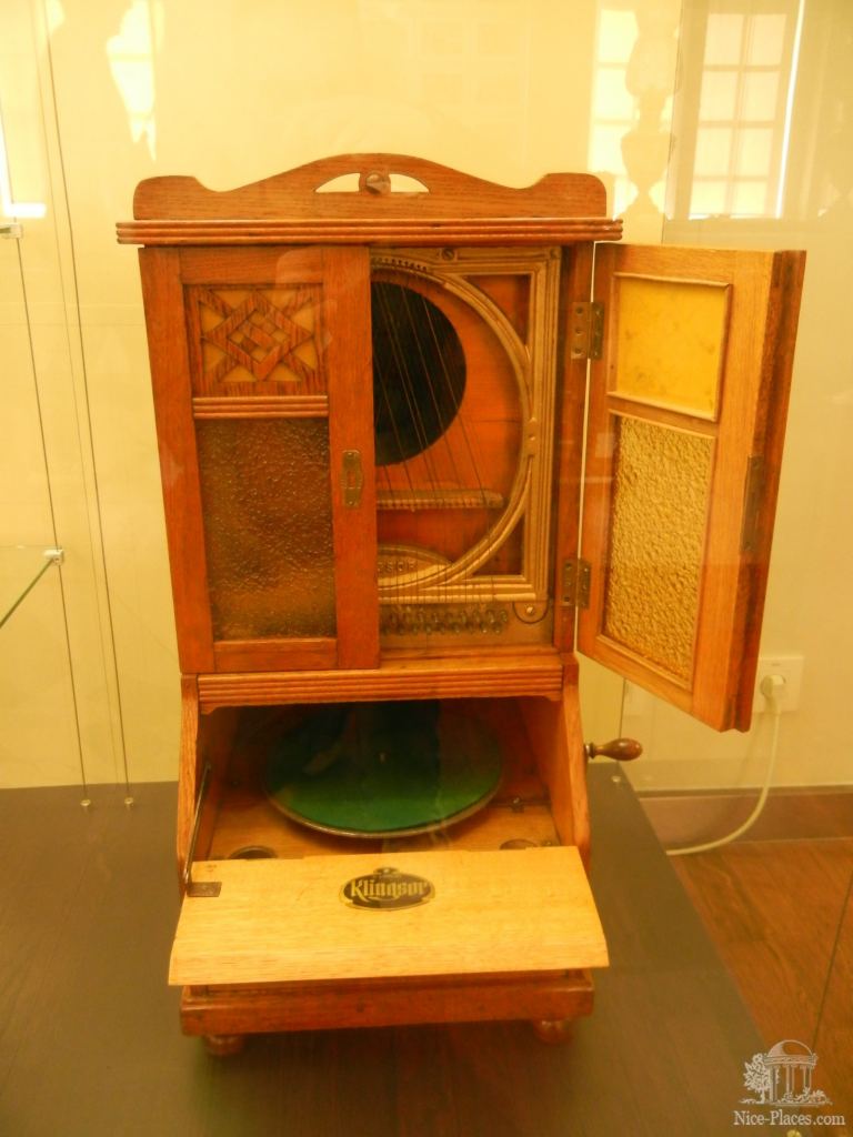 Очень необычный музыкальный инструмент вместе с проигрывателем пластинок - Братислава, экспозиция художественных ремёсел