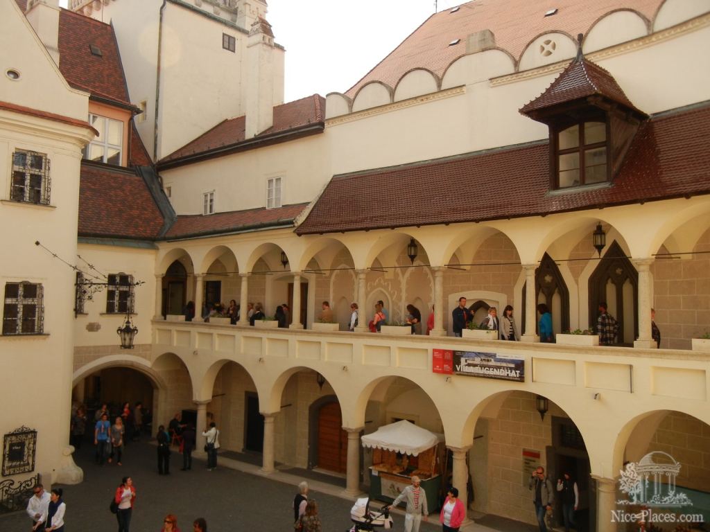 Вид с галереи на внутренний двор здания музея - Братислава, экспозиция художественных ремёсел