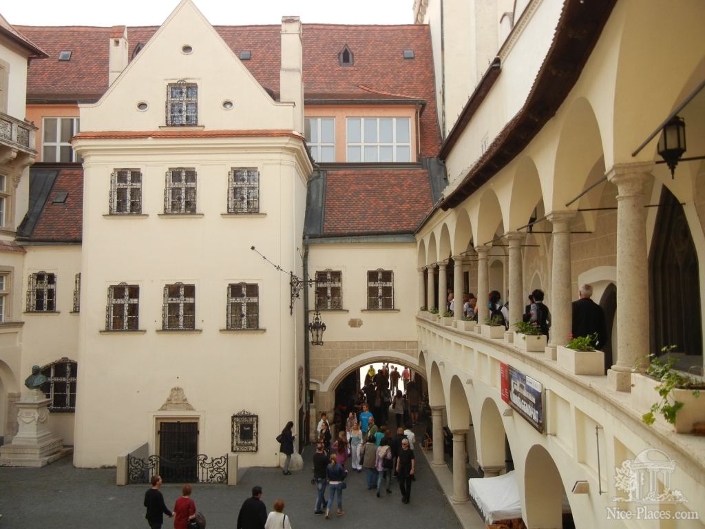 Вид с галереи на внутренний двор здания музея - Братислава, экспозиция художественных ремёсел