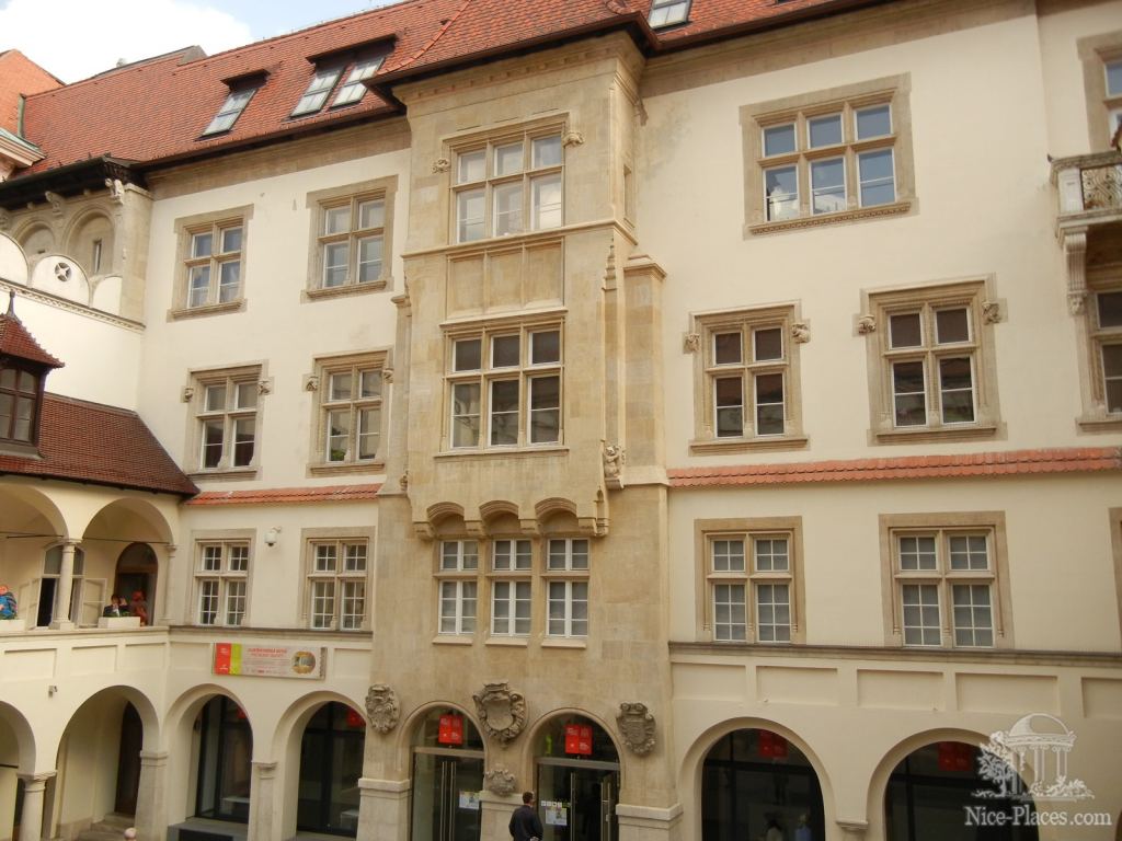 Вид с галереи на здание музея художественных ремесел в Братиславе - Братислава, экспозиция художественных ремёсел