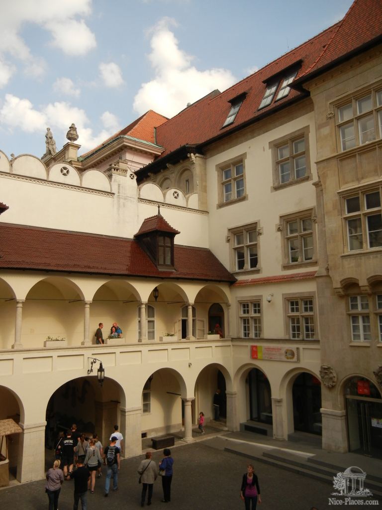 Вид с галереи на внутренний двор здания музея - Братислава, экспозиция художественных ремёсел