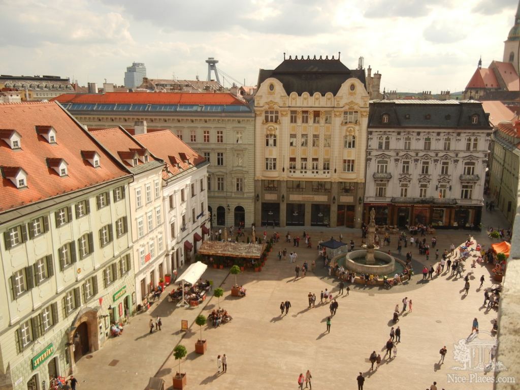 Главная площадь Братиславы со смотровой башни - Братислава, экспозиция художественных ремёсел