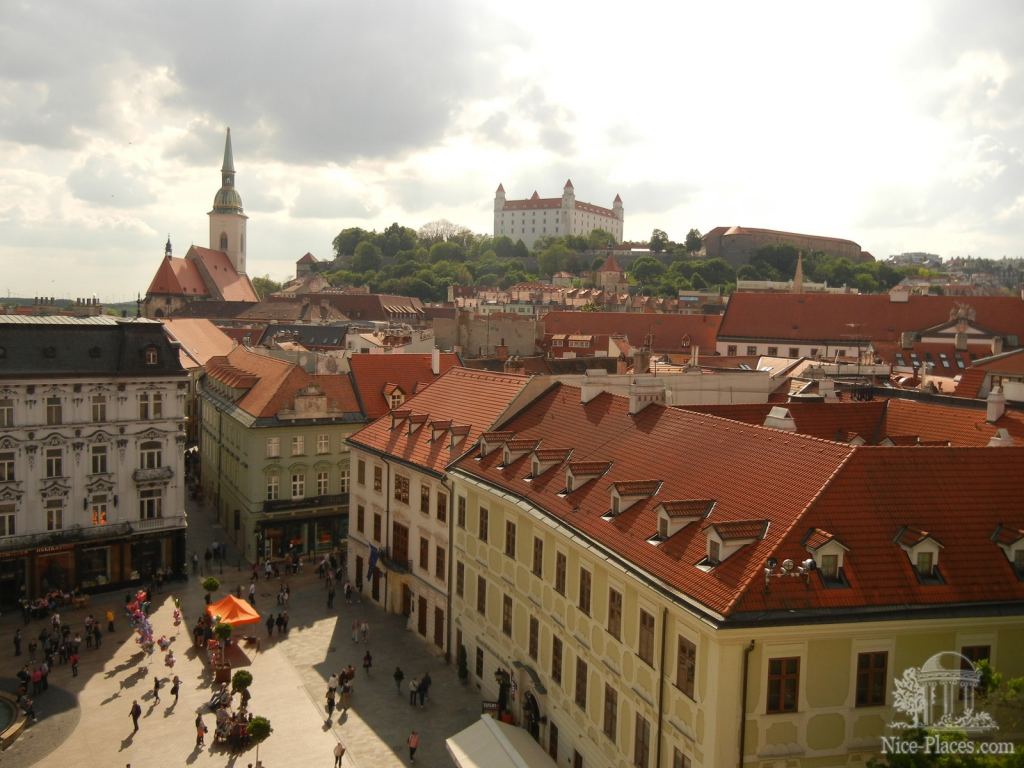 Вид со смотровой башни на главные архитектурные объекты Братиславы - собор Св. Мартина и замок - Братислава, экспозиция художественных ремёсел