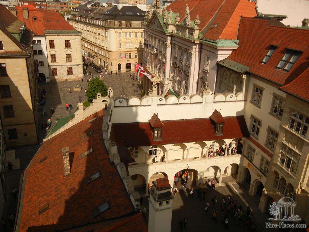 За крышами виднеется розовый Примациальный дворец, где располагается мэрия Братиславы - Братислава, экспозиция художественных ремёсел