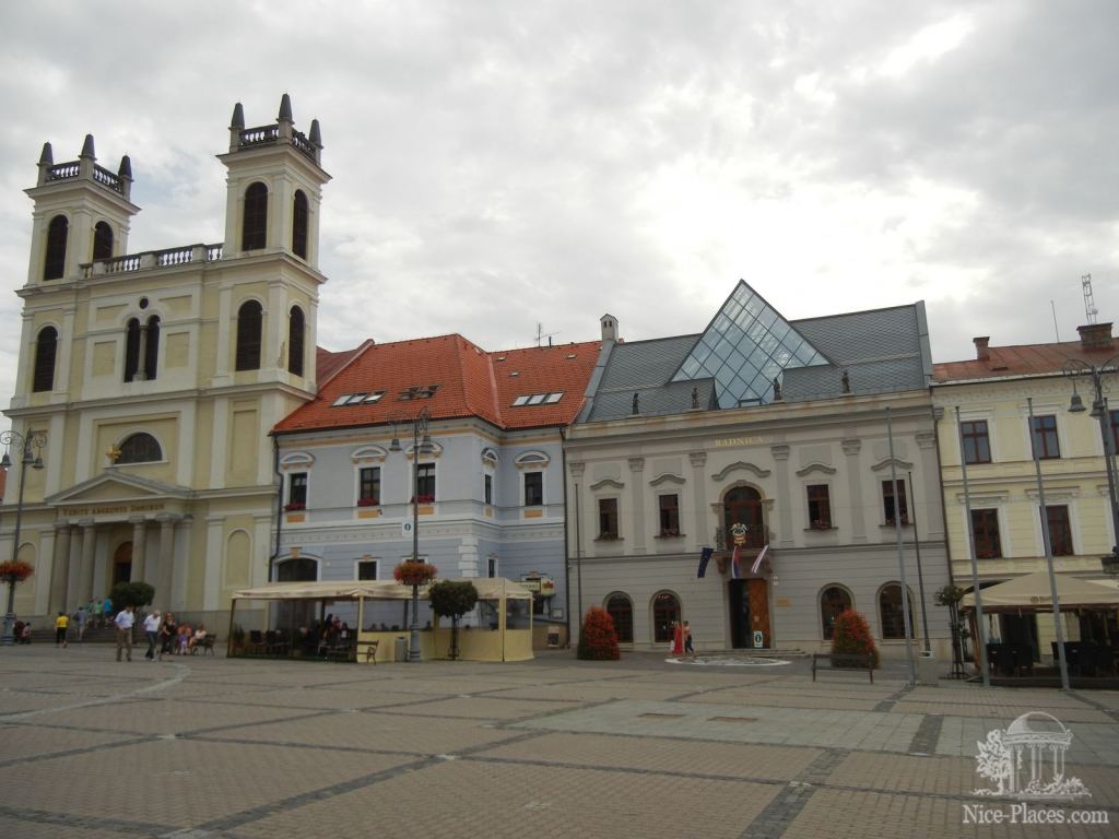 Площадь Словацкого Народного Восстания (namestie SNP) - Баньска-Быстрица (Banská Bystrica), Словакия