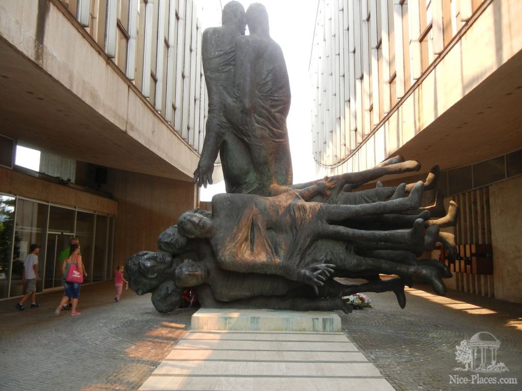 Монумент в музее Словацкого Народного Восстания - Баньска-Быстрица (Banská Bystrica), Словакия