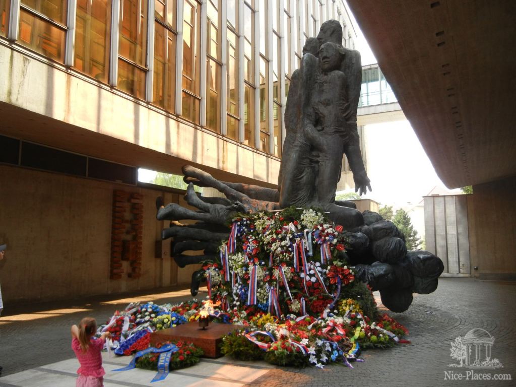 Вечный огонь и слава погибшим - Баньска-Быстрица (Banská Bystrica), Словакия