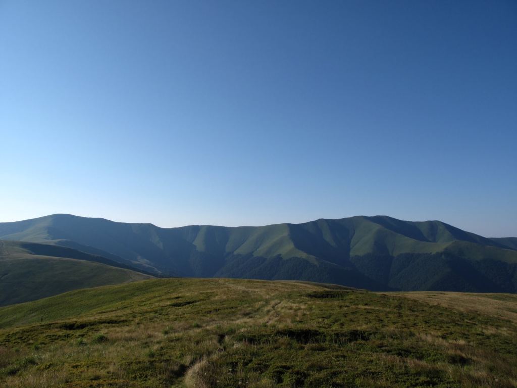 Впереди - Великий Верх (1598), справа - гора Стой (1681) - Закарпатье, Полонина Боржава Боржава, 5-ти дневный поход
