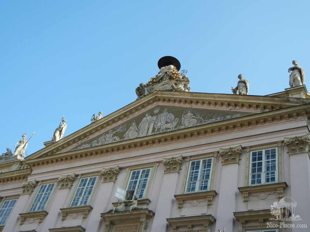 Красивое здание в старом городе - Братислава - столица Словакии