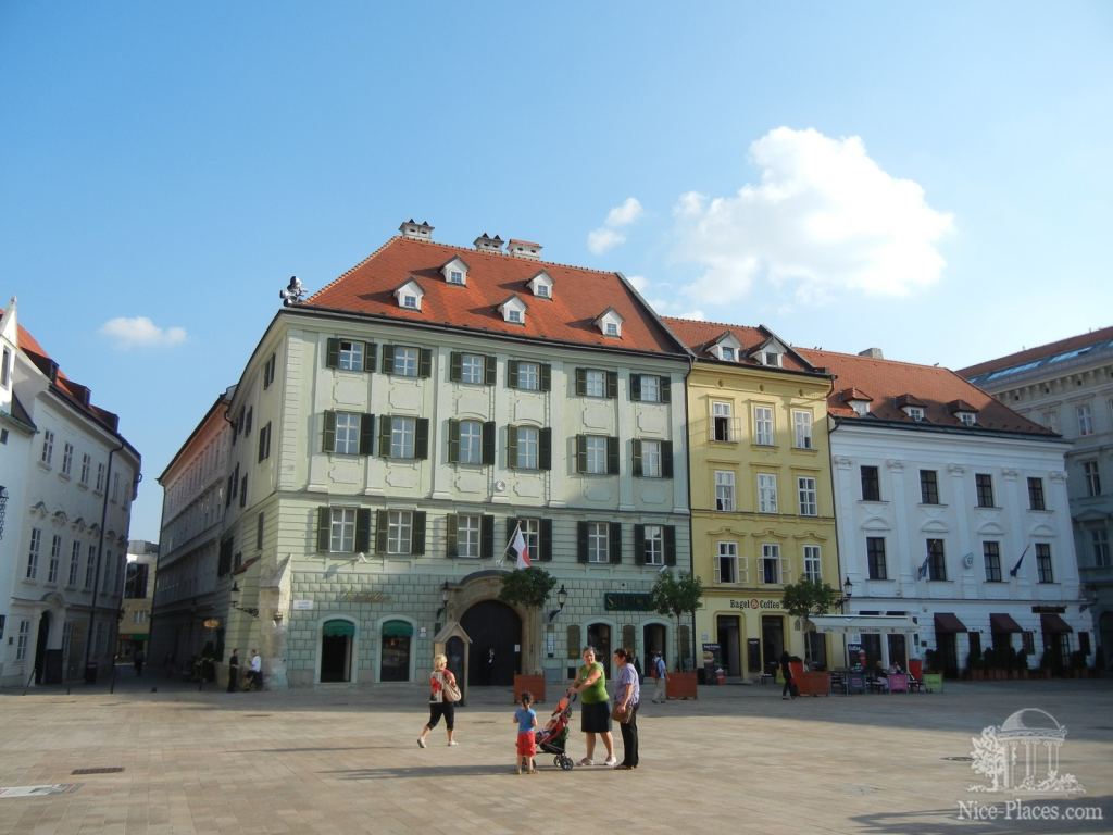 Дома на Главной площади - Братислава - столица Словакии