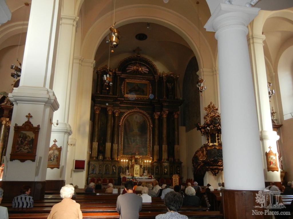 Зашли в костел на Главной площади - Братислава - столица Словакии