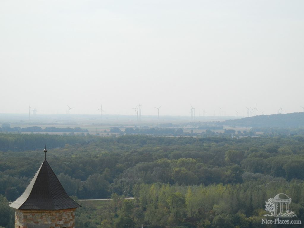 Вид со стен града на Печианский лес в сторону Австрии - Братиславский град (Bratislavský Hrad)