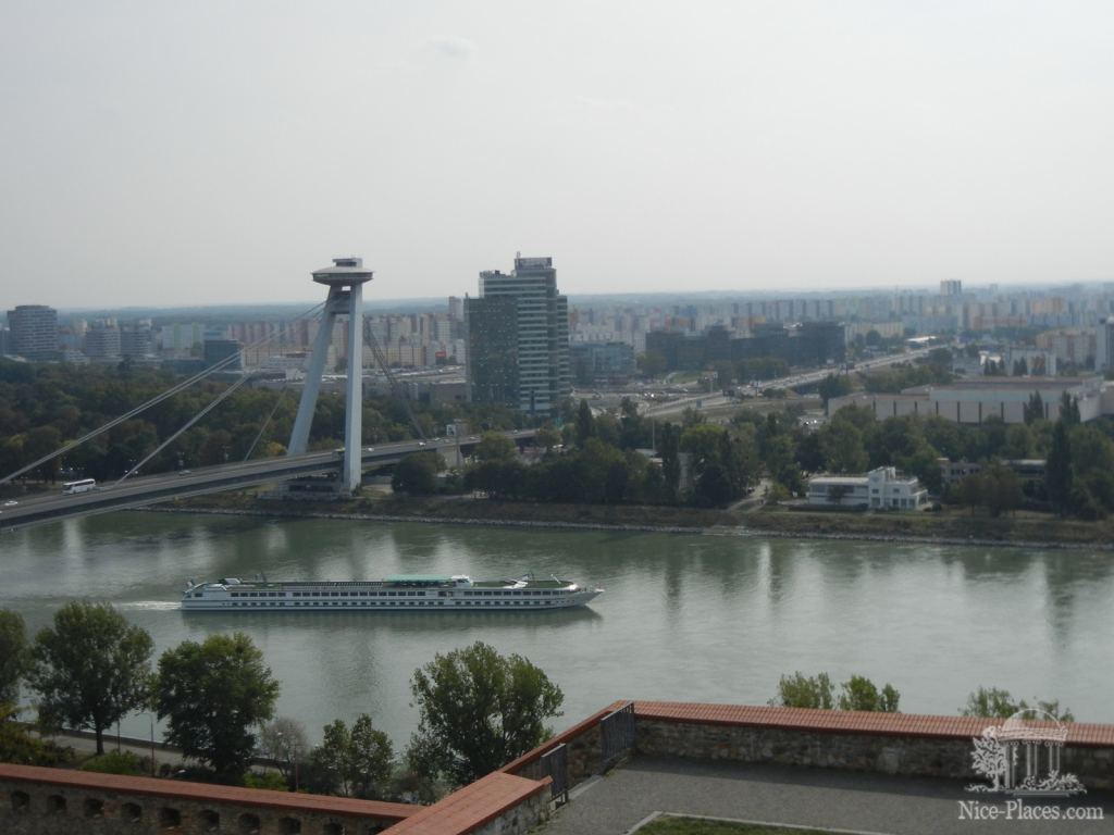 Вид на Дунай, Новый мост (Most SNP) и район Петржалка - Братиславский град (Bratislavský Hrad)